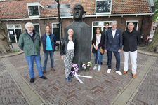 850749 Groepsportret van leden van de familie Geesink en links Joop Mackaay (een vriend) bij het borstbeeld van de ...